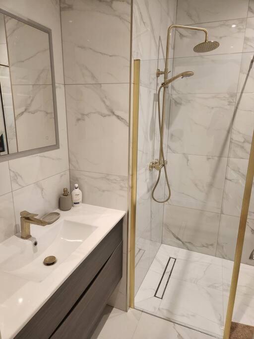 Newly Refurbished 2 Bed Apartment In Paddington ลอนดอน ภายนอก รูปภาพ